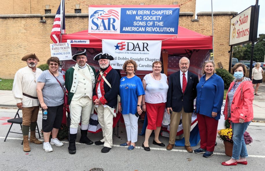 New Bern Chapter Shares Booth at Mumfest with the DAR North Carolina SAR